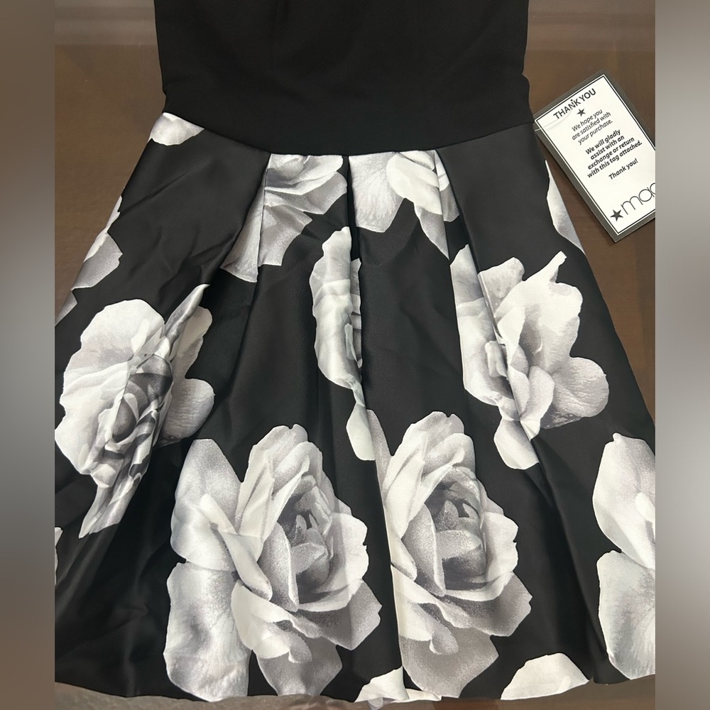 Dress - Picture 2 of 10